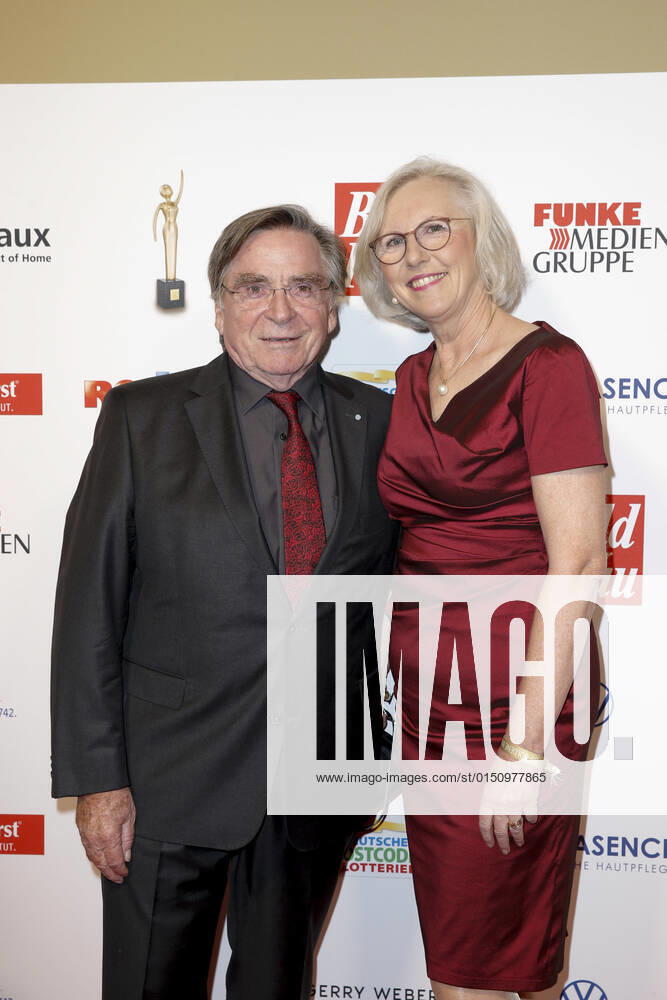 Elmar Wepper mit Ehefrau Anita bei der 13. Verleihung der Goldenen Bild der Frau im Stage Operettenhaus am 23. Oktober 2019 in Hamburg