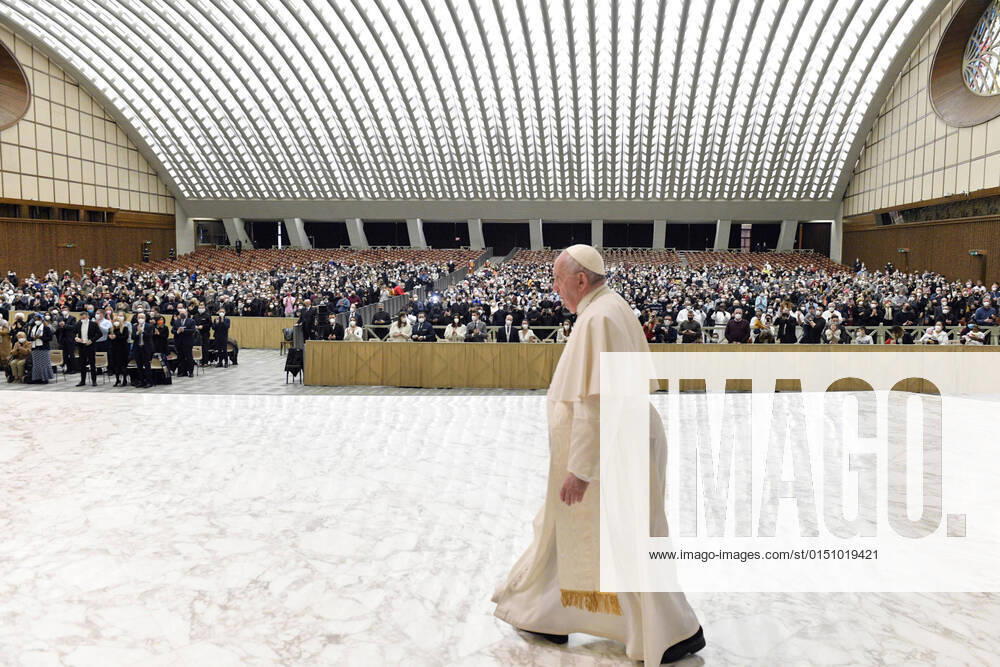This handout picture made available by Vatican Media Press Office shows Pope Francis giving the General Audience in Paul VI Hall, Vatican City, 16 February 2022. ANSA Vatican Media Press Office handout +++ ANSA PROVIDES ACCESS TO THIS HANDOUT PHOTO TO BE USED SOLELY TO ILLUSTRATE NEWS REPORTING OR COMMENTARY ON THE FACTS OR EVENTS DEPICTED IN THIS IMAGE; NO ARCHIVING; NO LICENSING Vatican City Vatican City - ZUMAa110 20220216_zaf_a110_028