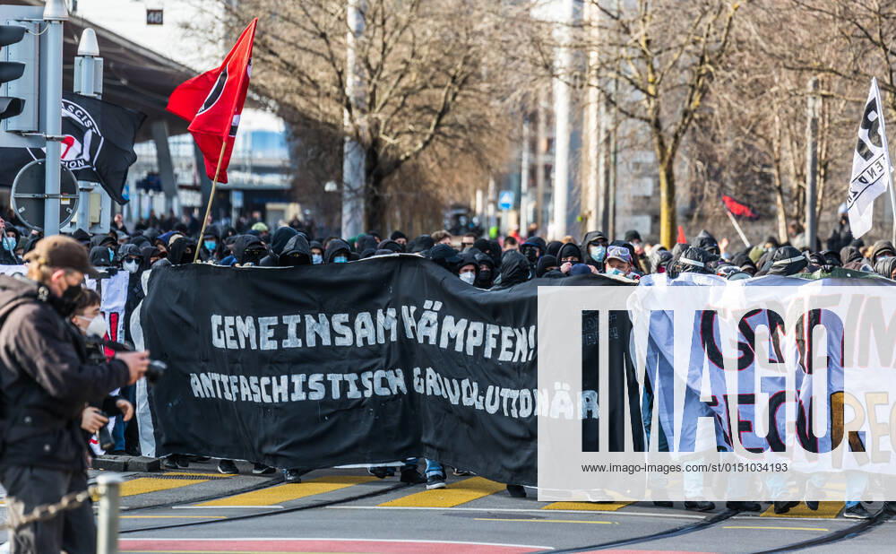 Zürich, Schweiz - 12. Februar 2022: Die linksextreme Antifa hatte für eine Gegendemonstration in Zürich gegen Rechtsextreme aufgerufen. Gekommen sind 2000 meist gewaltbereite, vermummte Personen aus allen Landesteilen der Schweiz. Es kam zu Ausschreitungen mit nicht bezifferbaren Sachschäde, mindestens drei Polizisten wurden verletzt.