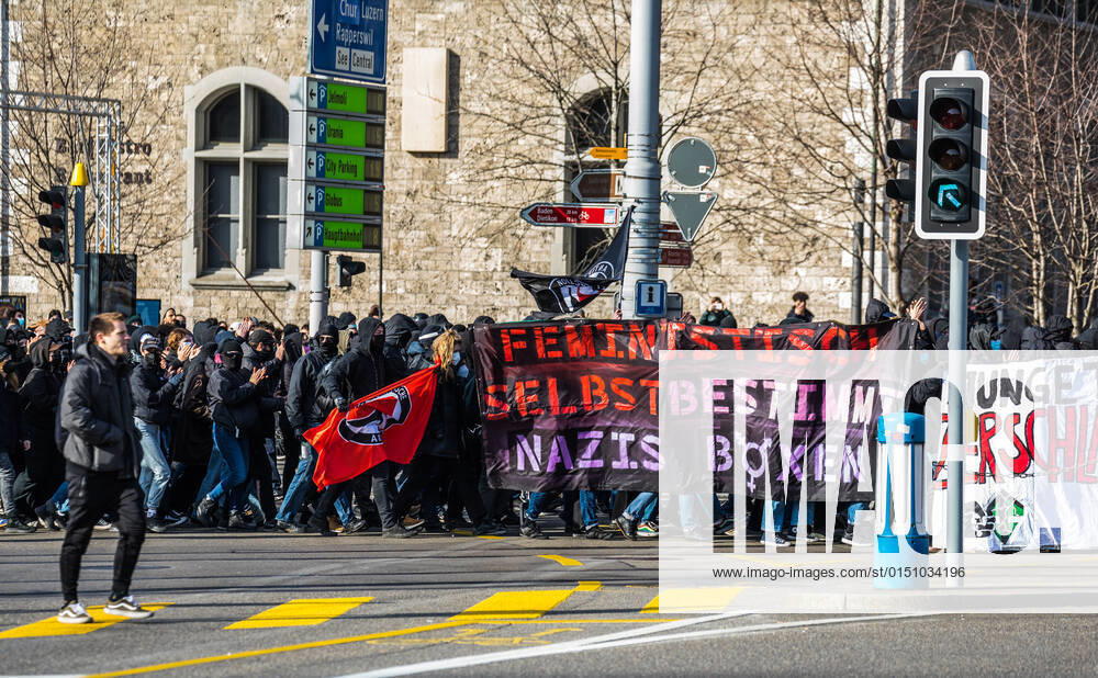 Zürich, Schweiz - 12. Februar 2022: Die linksextreme Antifa hatte für eine Gegendemonstration in Zürich gegen Rechtsextreme aufgerufen. Gekommen sind 2000 meist gewaltbereite, vermummte Personen aus allen Landesteilen der Schweiz. Es kam zu Ausschreitungen mit nicht bezifferbaren Sachschäde, mindestens drei Polizisten wurden verletzt.