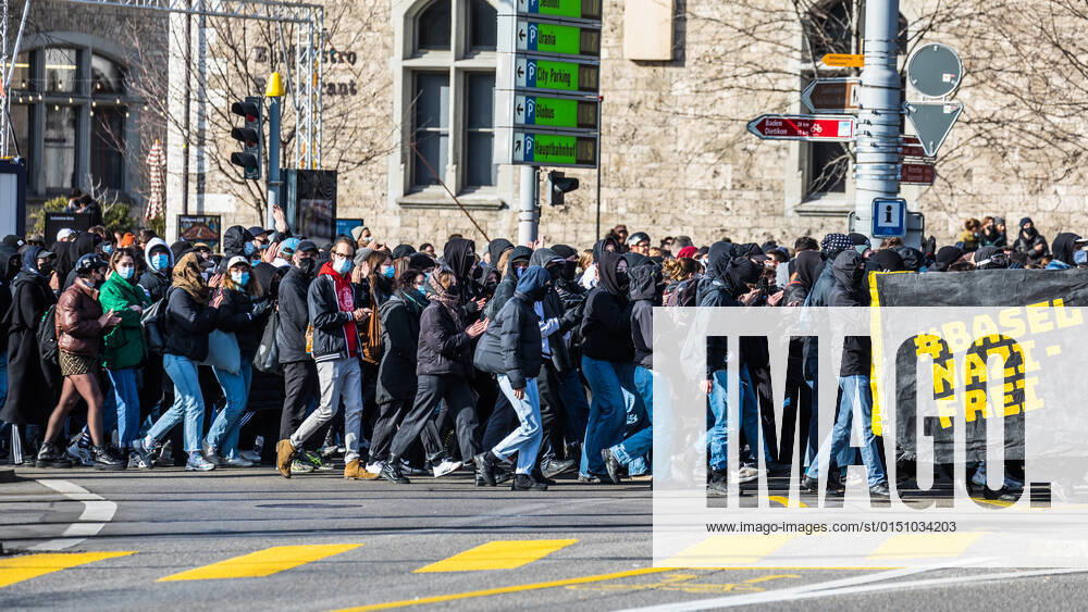 Zürich, Schweiz - 12. Februar 2022: Die linksextreme Antifa hatte für eine Gegendemonstration in Zürich gegen Rechtsextreme aufgerufen. Gekommen sind 2000 meist gewaltbereite, vermummte Personen aus allen Landesteilen der Schweiz. Es kam zu Ausschreitungen mit nicht bezifferbaren Sachschäde, mindestens drei Polizisten wurden verletzt.