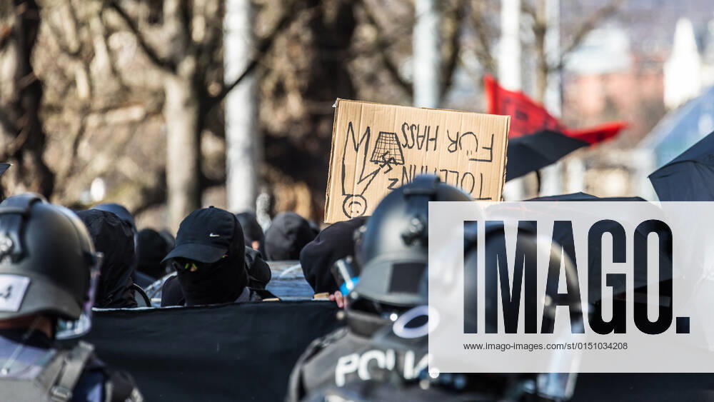 Zürich, Schweiz - 12. Februar 2022: Die linksextreme Antifa hatte für eine Gegendemonstration in Zürich gegen Rechtsextreme aufgerufen. Gekommen sind 2000 meist gewaltbereite, vermummte Personen aus allen Landesteilen der Schweiz. Es kam zu Ausschreitungen mit nicht bezifferbaren Sachschäde, mindestens drei Polizisten wurden verletzt.