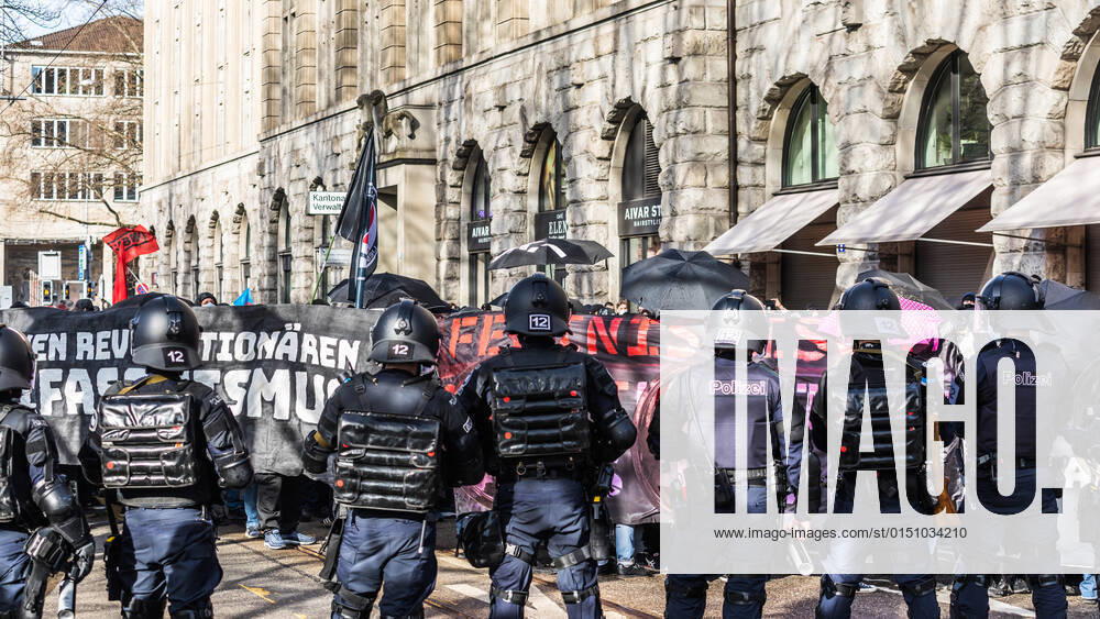 Zürich, Schweiz - 12. Februar 2022: Die linksextreme Antifa hatte für eine Gegendemonstration in Zürich gegen Rechtsextreme aufgerufen. Gekommen sind 2000 meist gewaltbereite, vermummte Personen aus allen Landesteilen der Schweiz. Es kam zu Ausschreitungen mit nicht bezifferbaren Sachschäde, mindestens drei Polizisten wurden verletzt.