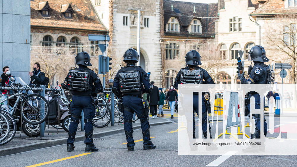 Zürich, Schweiz - 12. Februar 2022: Die linksextreme Antifa hatte für eine Gegendemonstration in Zürich gegen Rechtsextreme aufgerufen. Gekommen sind 2000 meist gewaltbereite, vermummte Personen aus allen Landesteilen der Schweiz. Es kam zu Ausschreitungen mit nicht bezifferbaren Sachschäde, mindestens drei Polizisten wurden verletzt.