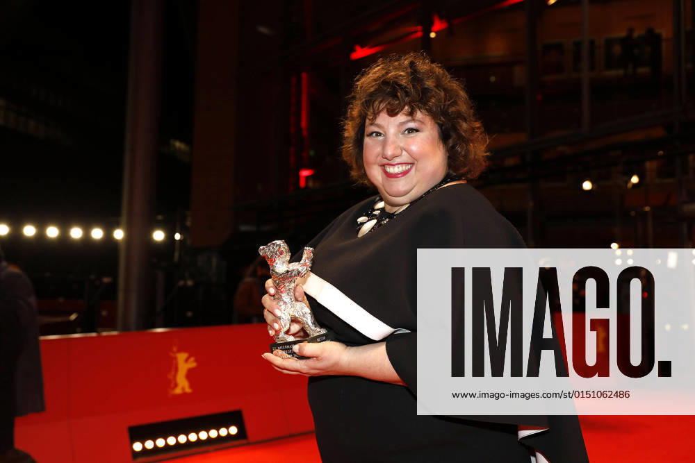 Meltem Kaptan, die Preisträgerin und Gewinnerin vom Silbernen Bär (Rabiye Kurnaz gegen George W Bush) beim Fototermin am Berlinale Palast vom International Film Festival Berlinale am 16.02.2022 in Berlin Berlinale 2022- Gewinner Photo Call