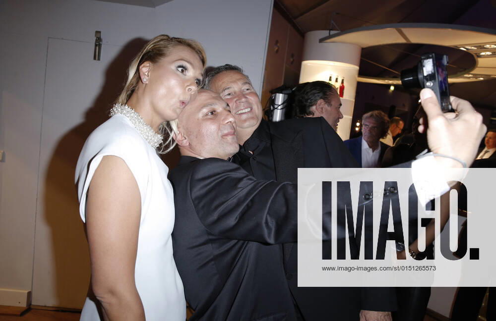 Franziska van Almsick mit Jürgen B. Harder machen ein Selfie Aftershow Party 19. Radio Regenbogen Award 22. April 2016 im Europa-Park Confertainment Center in Rust