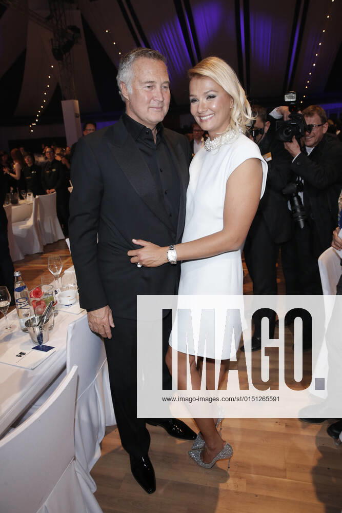 Franziska van Almsick mit Jürgen B. Harder Verleihung 19. Radio Regenbogen Award 22. April 2016 im Europa-Park Confertainment Center in Rust