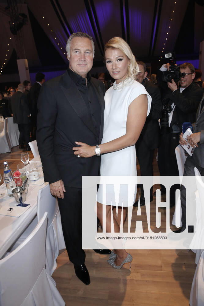 Franziska van Almsick mit Jürgen B. Harder Verleihung 19. Radio Regenbogen Award 22. April 2016 im Europa-Park Confertainment Center in Rust