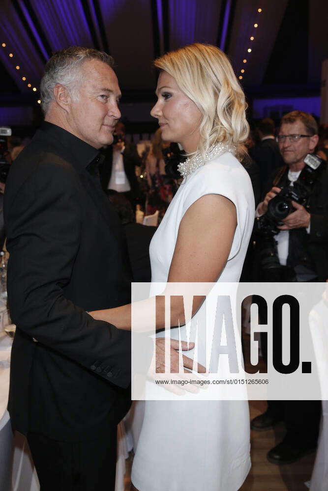 Franziska van Almsick mit Jürgen B. Harder Verleihung 19. Radio Regenbogen Award 22. April 2016 im Europa-Park Confertainment Center in Rust