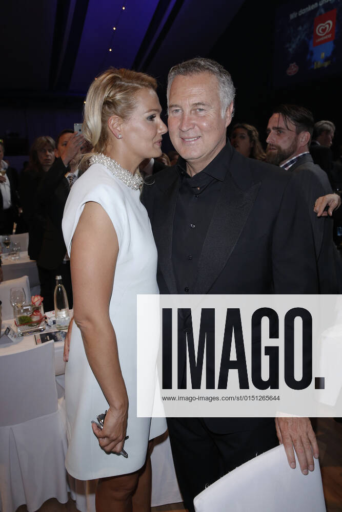 Franziska van Almsick mit Jürgen B. Harder Verleihung 19. Radio Regenbogen Award 22. April 2016 im Europa-Park Confertainment Center in Rust