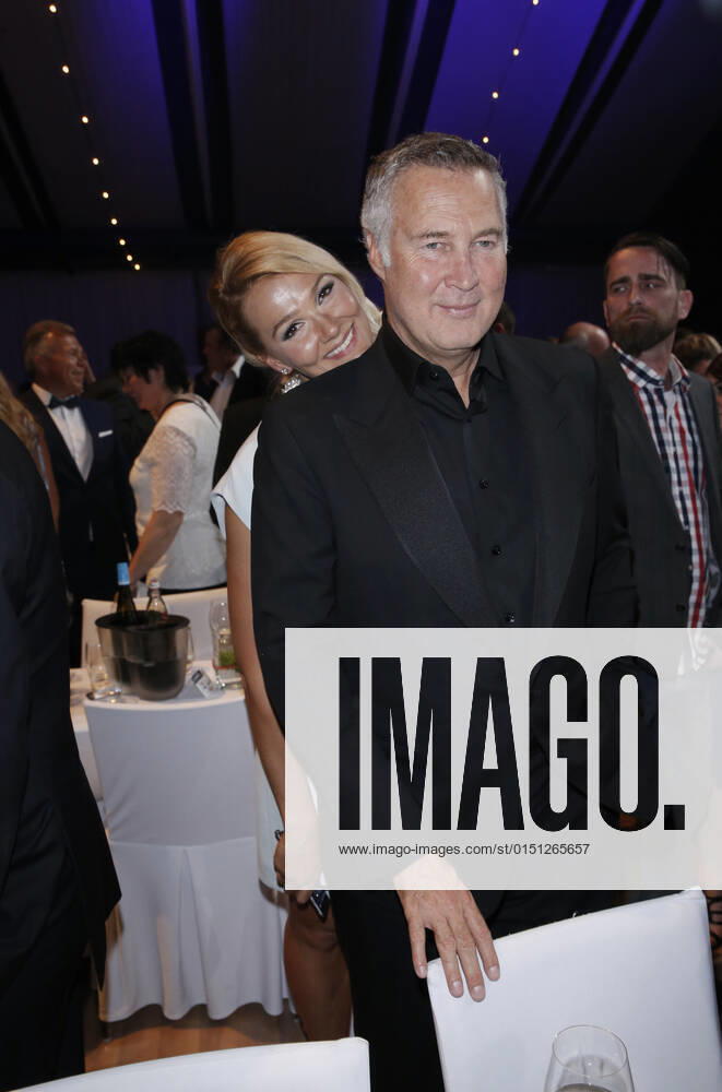 Franziska van Almsick mit Jürgen B. Harder Verleihung 19. Radio Regenbogen Award 22. April 2016 im Europa-Park Confertainment Center in Rust