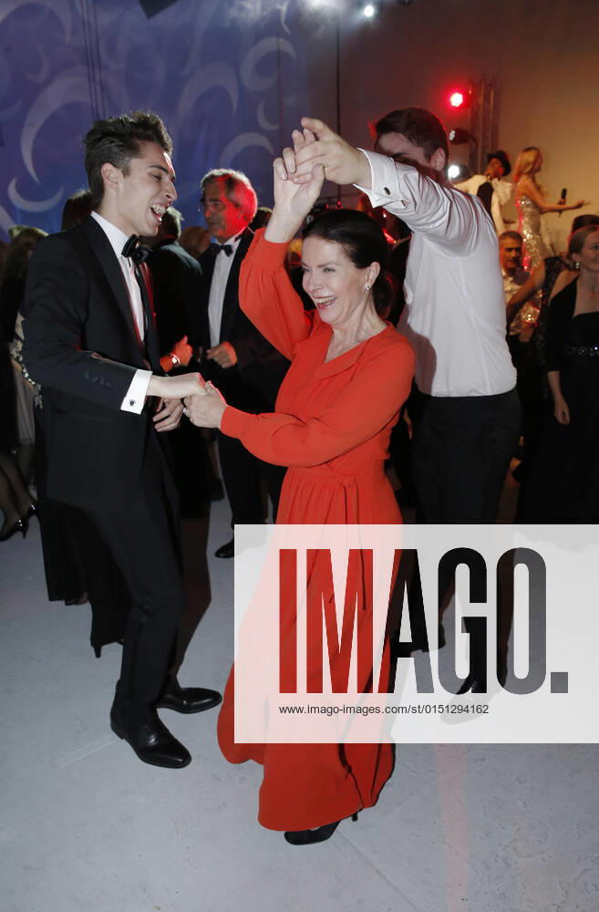 Gudrun Landgrebe mit David und Ben Brauner beim tanzen Gala 70 Jahre CCC am 23. September 2016 in den CCC Filmstudios in Berlin-Spandau