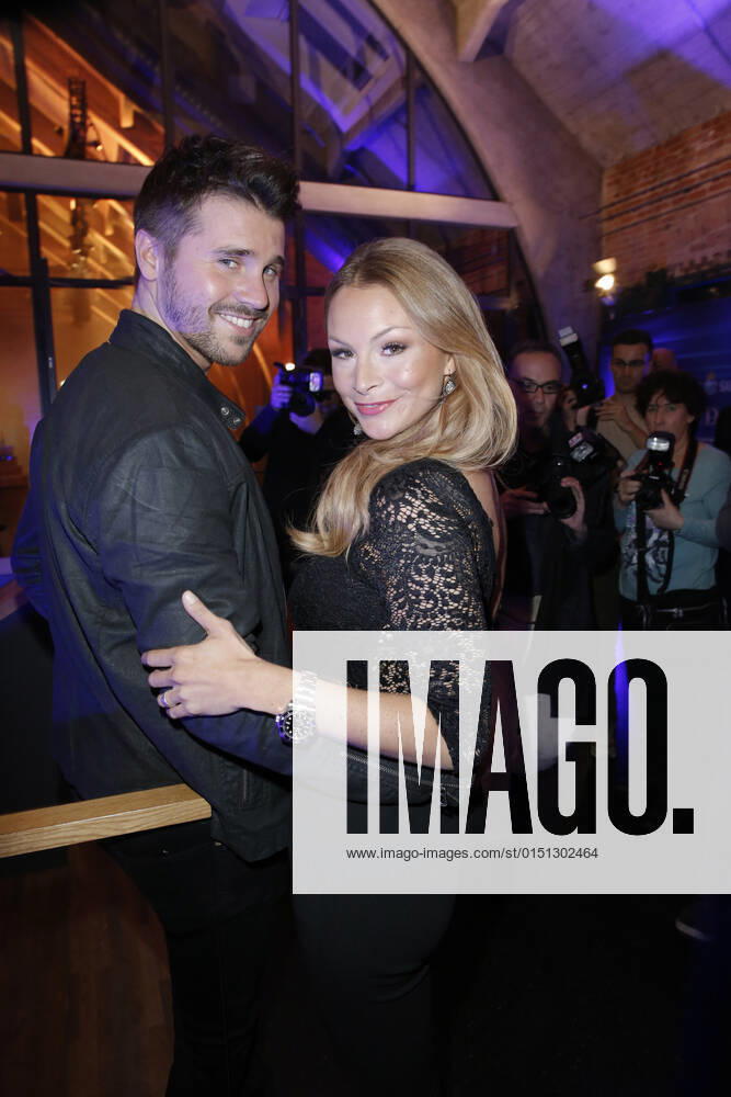 Thore Schâˆö∂lermann mit Freundin Jana Julie Kilka Premium-Gin BOMBAY SAPPHIRE lâˆöÂßdt zum Event: öÄûThe Grand JourneyöÄu ein am 31. Oktober 2016 im WECC öÄì Westhafen in Berlin