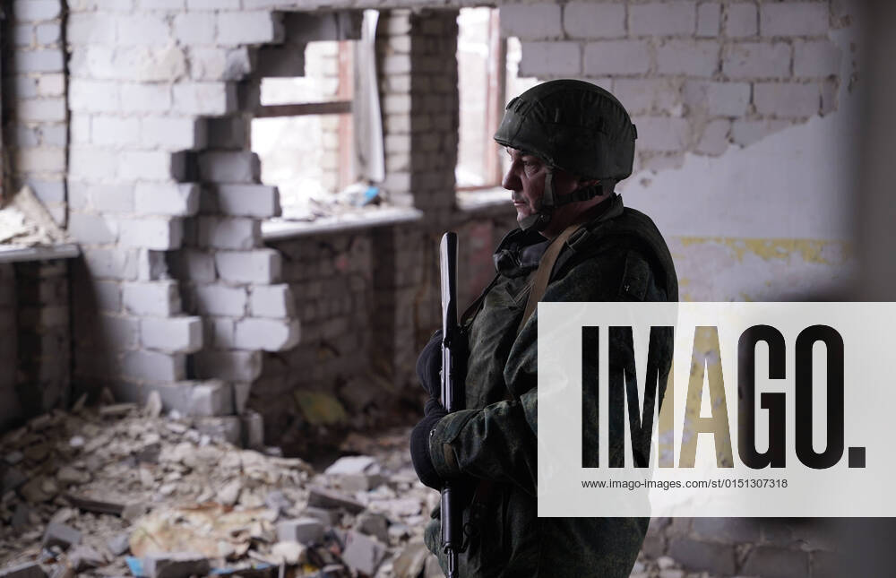 Ukraine Konflikt, Historie Ukraine LPR Front Line 8119191 17.02.2022 A serviceman of the Luhansk People s Republic (LPR) inspects a ruined school on the contact line with Ukrainian armed forces in the village of Molodezhniy in Luhansk region, self-proclaimed Luhansk People s Republic, Eastern Ukraine. Maxim Zakharov Sputnik Luhansk Region Ukraine