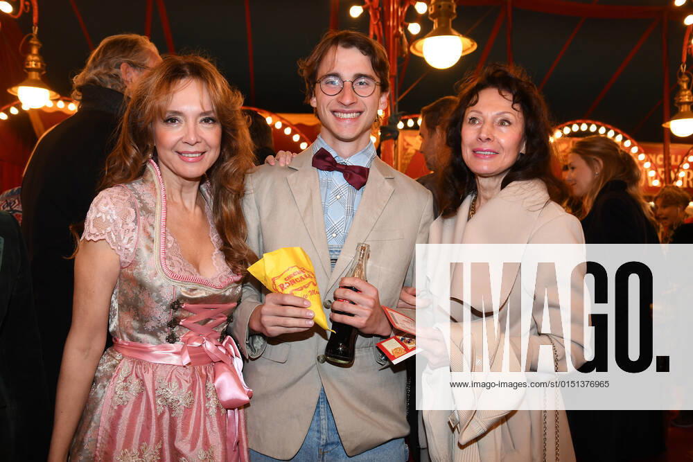 Cornelia Corba mit Adoptivsohn Benjamin und Mutter bei der Gala-Premiere von Circus Roncalli 40 Jahre Reise zum Regenbogen am 7. Oktober 2017 auf dem Leonrodplatz in München