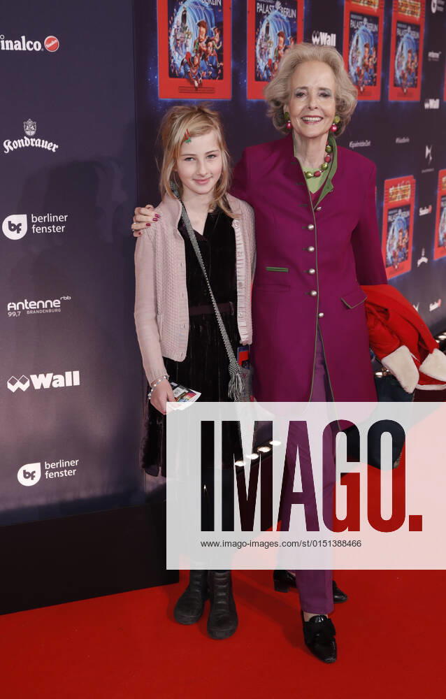 Isa Gräfin von Hardenberg mit Enkelin Lara Premiere von Spiel mit der Zeit am 19. November 2017 im Friedrichstadt-Palast in Berlin