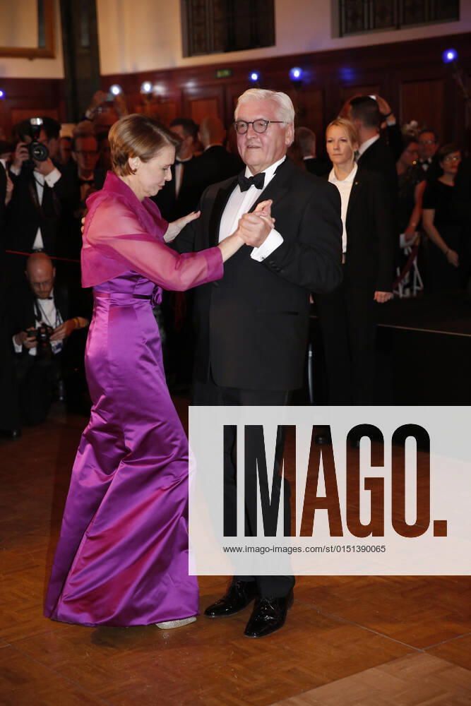 Frank-Walter Steinmeier mit Ehefrau Elke Büdenbender 66. Bundespresseball am 24. November 2017 im Hotel Adlon Kempinski in Berlin