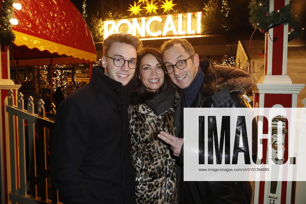Gerit Kling mit Ehemann Wolfram Becker und Sohn Leon Premiere von 14. Roncalli Weihnachtscircus am 16. Dezember 2017 im Tempodrom in Berlin