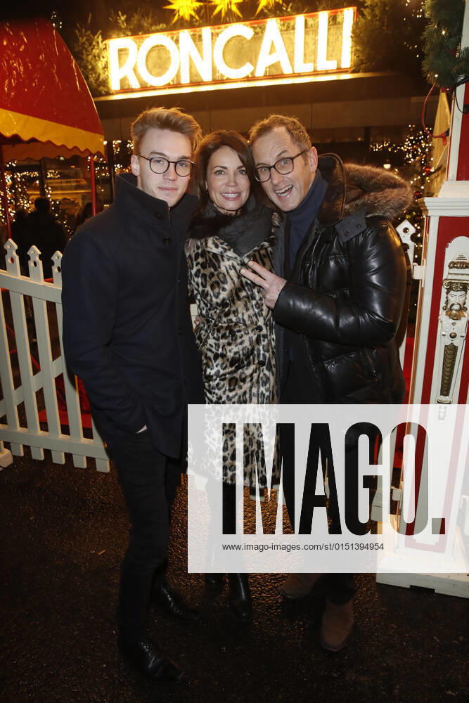 Gerit Kling mit Ehemann Wolfram Becker und Sohn Leon Premiere von 14. Roncalli Weihnachtscircus am 16. Dezember 2017 im Tempodrom in Berlin