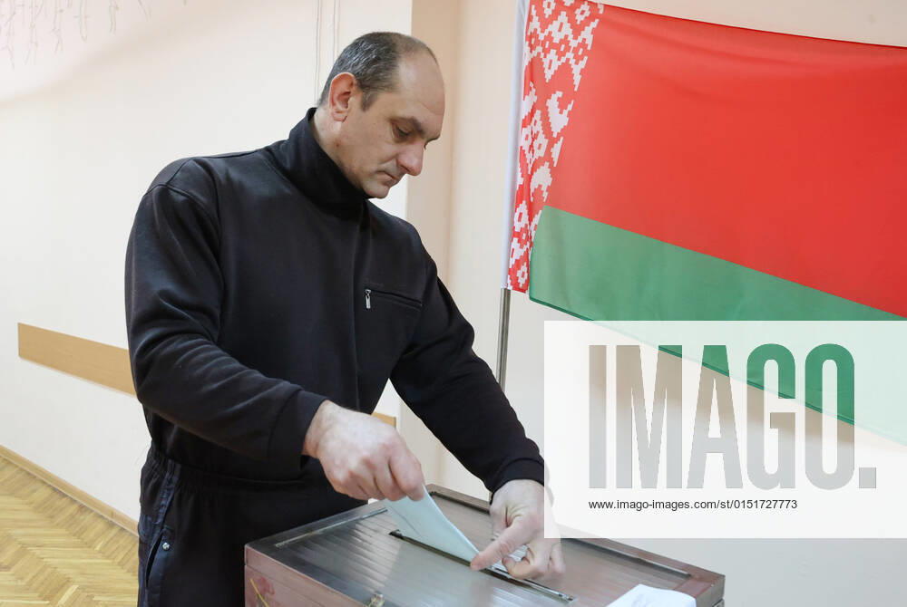 A man casts his ballot at polling station No 5 with the start of early voting in the 2022 Belarusian constitutional referendum, which is scheduled for February 27. Alexander Khitrov BelTA TASS TS124EA8