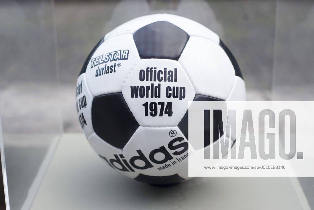 Ausstellung der FIFA WM-Bälle - Adidas Telstar durlast - offizieller Spielball der WM 1974 in Deutschland - Parque Lage Rio de Janeiro. RIO DE JANEIRO RJ, Brasil 03 12 2013. ( x(11)Pupox xFotoarenax