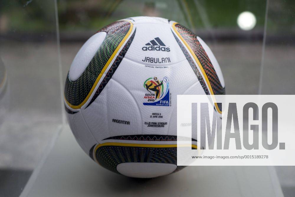 Präsentation des offiziellen FIFA WM Spielballs - Hier der Ball Adidas Jabulani - WM Ball 2010 - Parque Lage Rio de Janeiro. RIO DE JANEIRO RJ, Brasil 03 12 2013. ( x(11)Pupox xFotoarenax