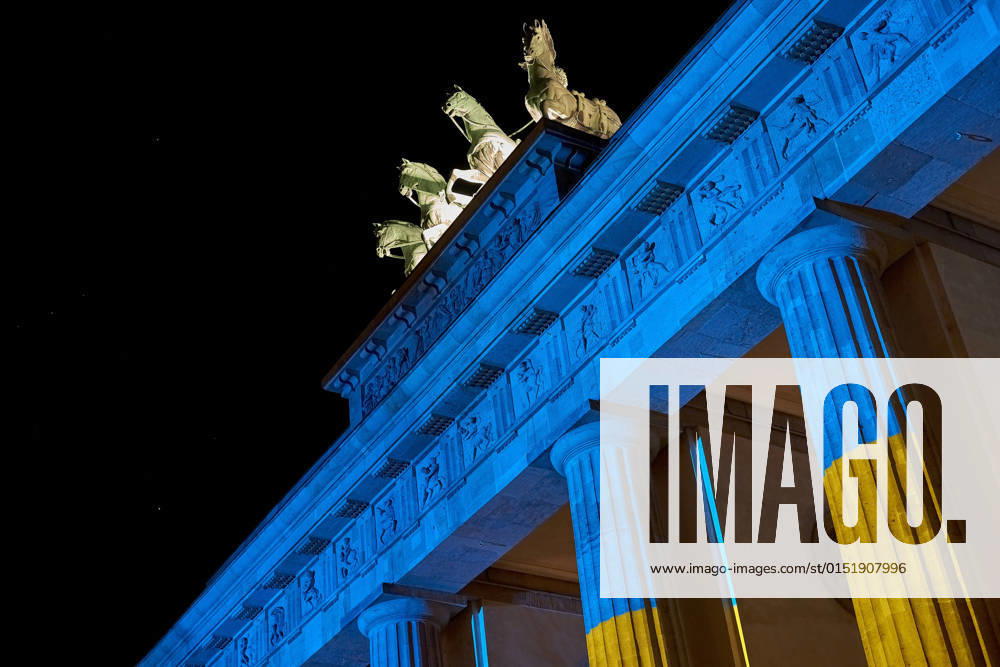 Brandenburger Tor leuchtet in ukrainischen Nationalfarben Europa, Deutschland, Berlin, 23.02.2022: Ukrainer protestieren vor dem Brandenburger Tor gegen den Einmarsch russischer Soldaten in der Ost-Ukraine. Präsident Putin hatte die von russischen Separatisten kontrollierten Regionen Donetsk und Luhansk als unabhängige Republiken anerkannt und zur Unterstützung russische Soldaten geschickt.