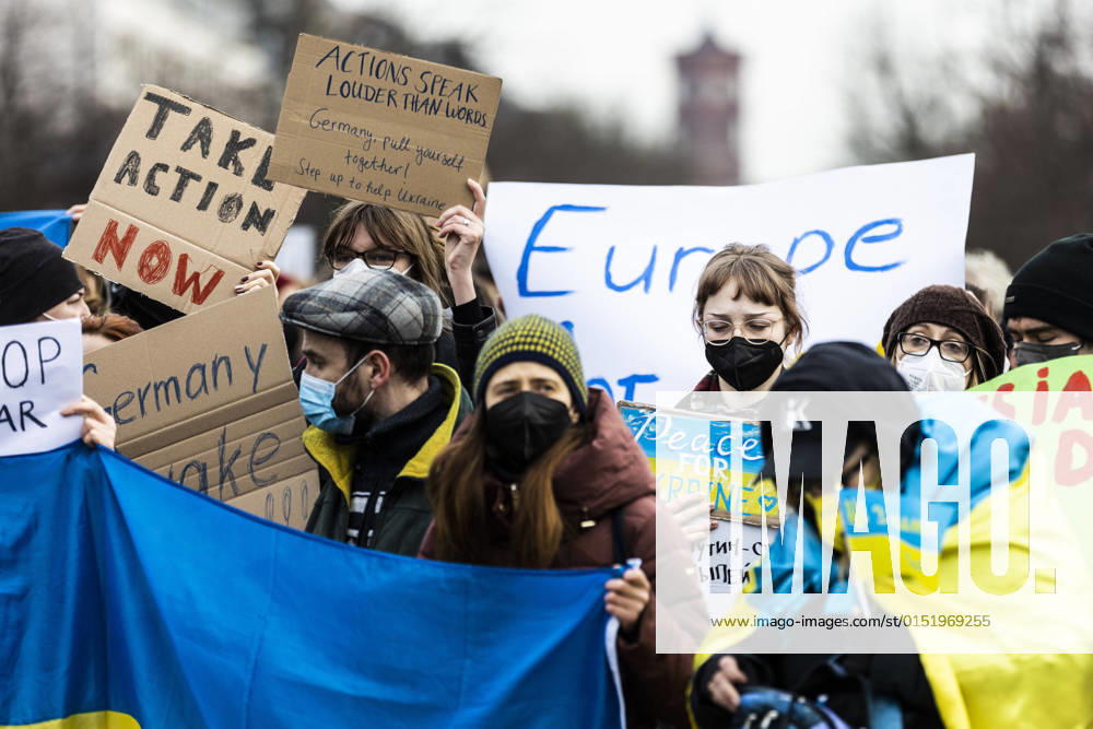 Demonstration fuer die Solidaritaet mit der Ukraine, aufgenommen vor dem Brandenburger Tor in Berlin, 24.02.2022. Die Demonstration findet statt aufgrund des Einmarsches russischer Soldaten in die Ukraine. Berlin Deutschland