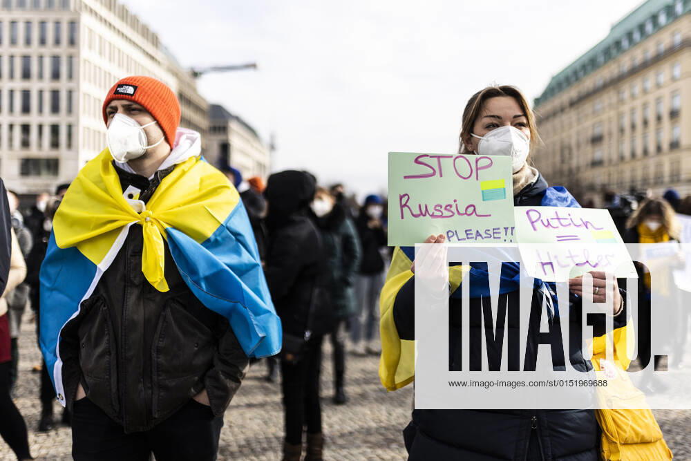 Demonstration fuer die Solidaritaet mit der Ukraine, aufgenommen vor dem Brandenburger Tor in Berlin, 24.02.2022. Die Demonstration findet statt aufgrund des Einmarsches russischer Soldaten in die Ukraine. Berlin Deutschland