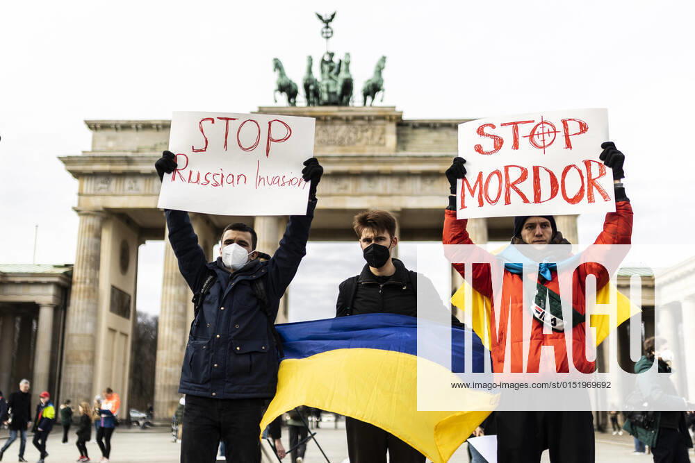 Demonstration fuer die Solidaritaet mit der Ukraine, aufgenommen vor dem Brandenburger Tor in Berlin, 24.02.2022. Die Demonstration findet statt aufgrund des Einmarsches russischer Soldaten in die Ukraine. Berlin Deutschland