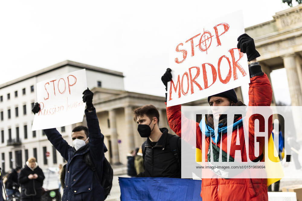 Demonstration fuer die Solidaritaet mit der Ukraine, aufgenommen vor dem Brandenburger Tor in Berlin, 24.02.2022. Die Demonstration findet statt aufgrund des Einmarsches russischer Soldaten in die Ukraine. Berlin Deutschland