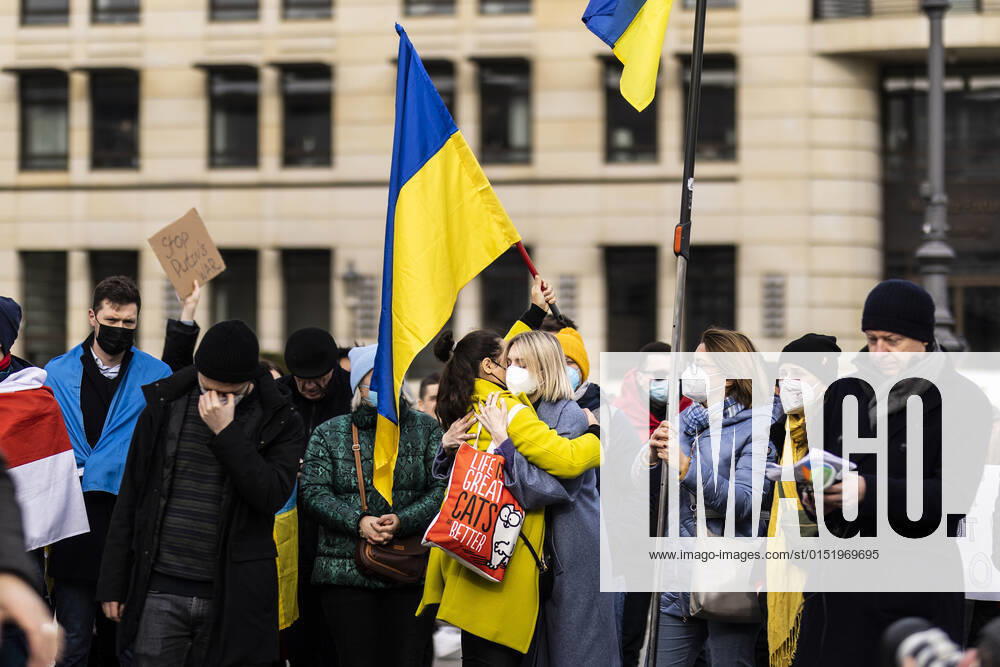 Demonstration fuer die Solidaritaet mit der Ukraine, aufgenommen vor dem Brandenburger Tor in Berlin, 24.02.2022. Die Demonstration findet statt aufgrund des Einmarsches russischer Soldaten in die Ukraine. Berlin Deutschland