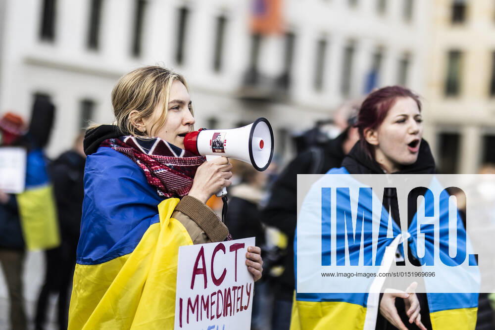 Demonstration fuer die Solidaritaet mit der Ukraine, aufgenommen vor dem Brandenburger Tor in Berlin, 24.02.2022. Die Demonstration findet statt aufgrund des Einmarsches russischer Soldaten in die Ukraine. Berlin Deutschland