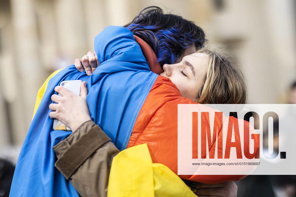 Demonstration fuer die Solidaritaet mit der Ukraine, aufgenommen vor dem Brandenburger Tor in Berlin, 24.02.2022. Die Demonstration findet statt aufgrund des Einmarsches russischer Soldaten in die Ukraine. Berlin Deutschland
