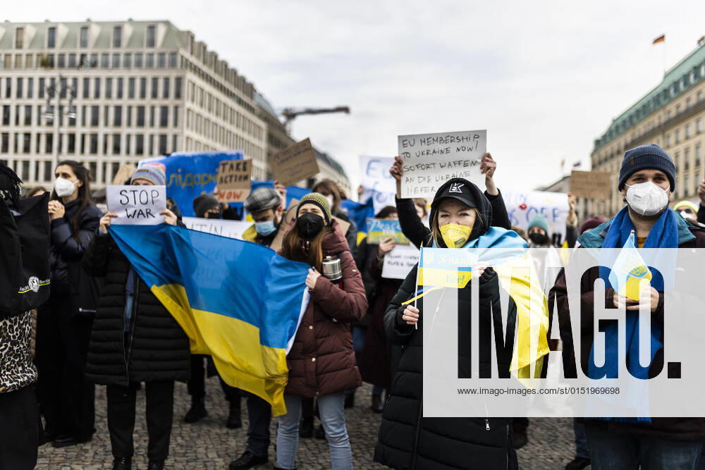 Demonstration fuer die Solidaritaet mit der Ukraine, aufgenommen vor dem Brandenburger Tor in Berlin, 24.02.2022. Die Demonstration findet statt aufgrund des Einmarsches russischer Soldaten in die Ukraine. Berlin Deutschland