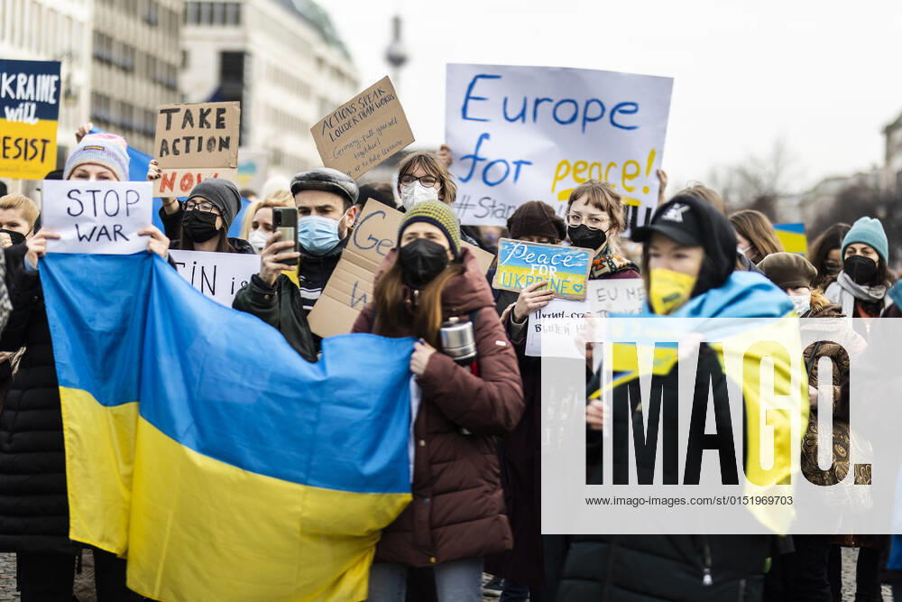 Demonstration fuer die Solidaritaet mit der Ukraine, aufgenommen vor dem Brandenburger Tor in Berlin, 24.02.2022. Die Demonstration findet statt aufgrund des Einmarsches russischer Soldaten in die Ukraine. Berlin Deutschland
