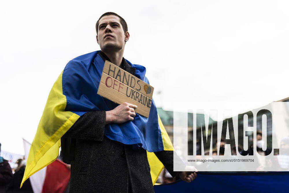 Demonstration fuer die Solidaritaet mit der Ukraine, aufgenommen vor dem Brandenburger Tor in Berlin, 24.02.2022. Die Demonstration findet statt aufgrund des Einmarsches russischer Soldaten in die Ukraine. Berlin Deutschland