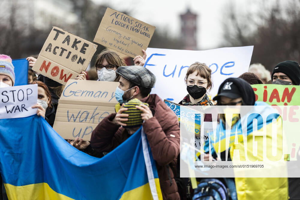 Demonstration fuer die Solidaritaet mit der Ukraine, aufgenommen vor dem Brandenburger Tor in Berlin, 24.02.2022. Die Demonstration findet statt aufgrund des Einmarsches russischer Soldaten in die Ukraine. Berlin Deutschland