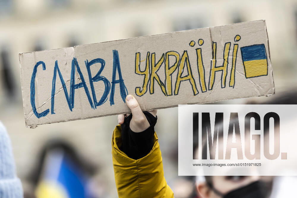 Demonstration fuer die Solidaritaet mit der Ukraine, aufgenommen vor dem Bundeskanzleramt in Berlin, 24.02.2022. Die Demonstration findet statt aufgrund des Einmarsches russischer Soldaten in die Ukraine. Berlin Deutschland