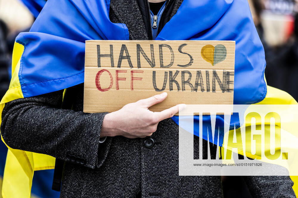 Demonstration fuer die Solidaritaet mit der Ukraine, aufgenommen vor dem Bundeskanzleramt in Berlin, 24.02.2022. Die Demonstration findet statt aufgrund des Einmarsches russischer Soldaten in die Ukraine. Berlin Deutschland