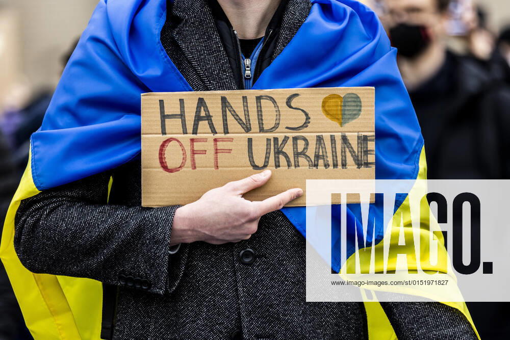 Demonstration fuer die Solidaritaet mit der Ukraine, aufgenommen vor dem Bundeskanzleramt in Berlin, 24.02.2022. Die Demonstration findet statt aufgrund des Einmarsches russischer Soldaten in die Ukraine. Berlin Deutschland