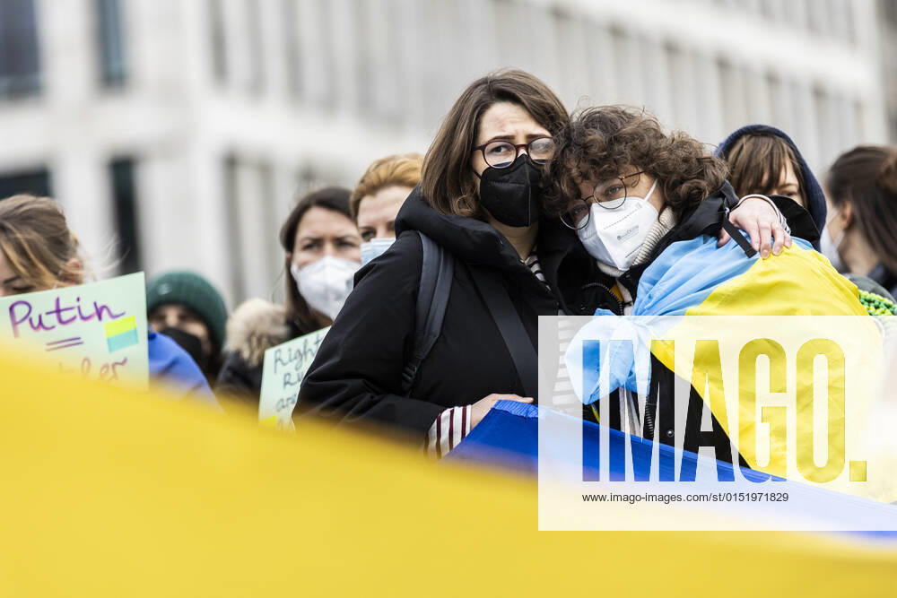 Demonstration fuer die Solidaritaet mit der Ukraine, aufgenommen vor dem Bundeskanzleramt in Berlin, 24.02.2022. Die Demonstration findet statt aufgrund des Einmarsches russischer Soldaten in die Ukraine. Berlin Deutschland
