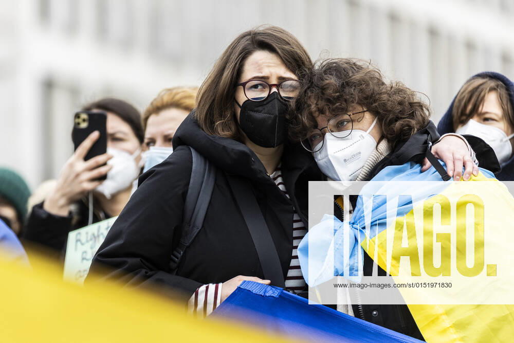 Demonstration fuer die Solidaritaet mit der Ukraine, aufgenommen vor dem Bundeskanzleramt in Berlin, 24.02.2022. Die Demonstration findet statt aufgrund des Einmarsches russischer Soldaten in die Ukraine. Berlin Deutschland