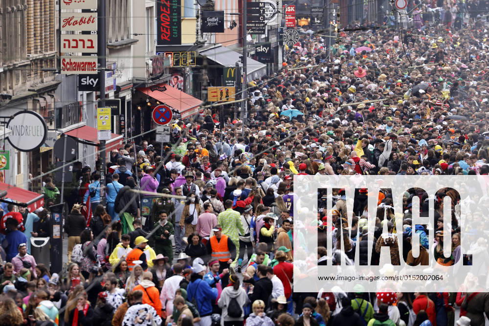 Um Punkt 11:11 Uhr an Weiberfastnacht (24.02.2022) beginnt in Köln trotz Krieg in der Ukraine der Straßenkarneval. Auch die Zülpicher Straße ist voll mit Feiernden. Hier erhalten nur Feiernde Zutritt, die einen Nachweis für 2G+ erbringen können. Köln