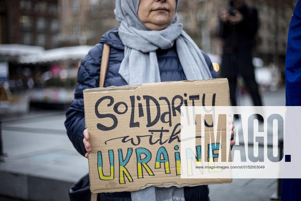 Des citoyens ukrainiens protestent contre l opà ration militaire russe en Ukraine sur la place Klà ber à Strasbourg le 24 fà vrier 2022. NEWS: Des citoyens ukrainiens protestent contre l opà ration militaire russe en Ukraine sur la place Klà ber à Strasbourg le 24 fà vrier 2022. ElyxandroCegarra Panoramic