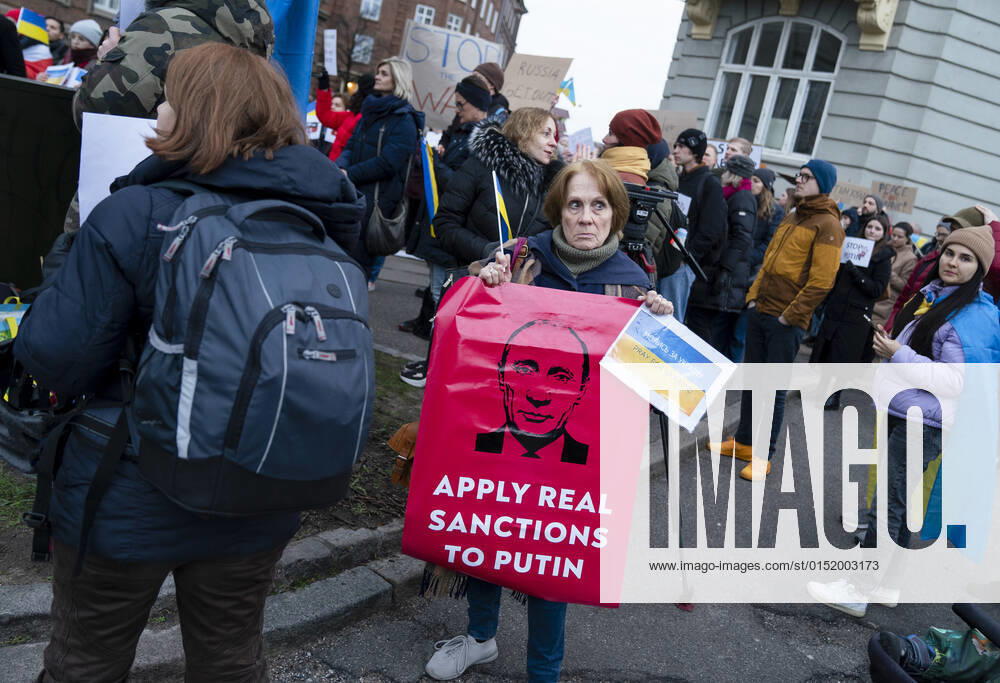 Folk viser deres utilfredshed efter Ruslands invasion af Ukraine ved en demonstration foran den russiske ambassade i Koebenhavn torsdag den 24. februar 2022. , Copenhagen Denmark