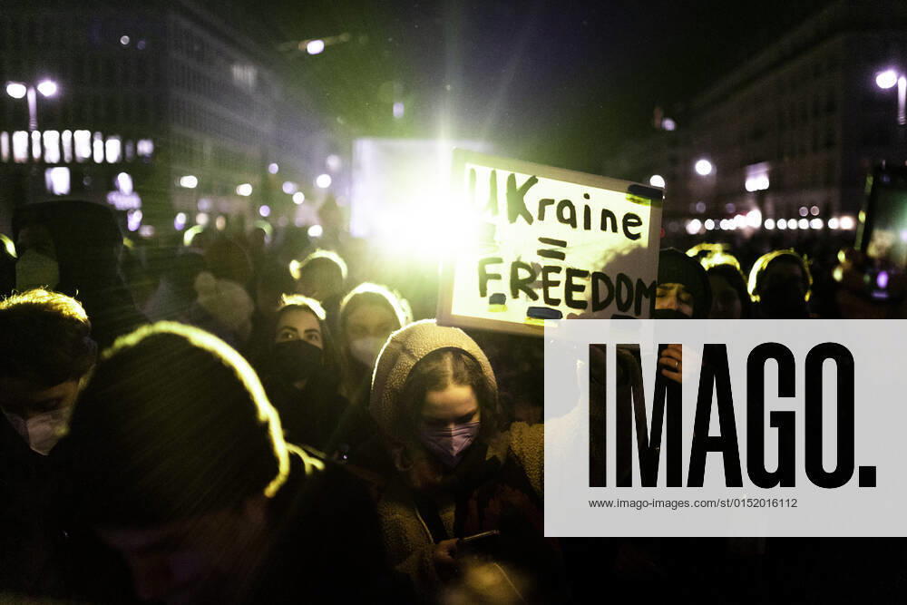 Demonstration fuer die Solidaritaet mit der Ukraine, aufgenommen vor dem Brandenburger Tor in Berlin, 24.02.2022. Die Demonstration findet statt aufgrund des Einmarsches russischer Soldaten in die Ukraine. Berlin Deutschland
