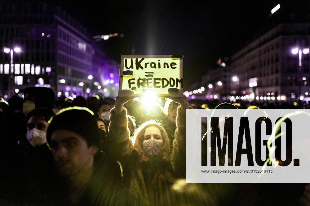 Demonstration fuer die Solidaritaet mit der Ukraine, aufgenommen vor dem Brandenburger Tor in Berlin, 24.02.2022. Die Demonstration findet statt aufgrund des Einmarsches russischer Soldaten in die Ukraine. Berlin Deutschland
