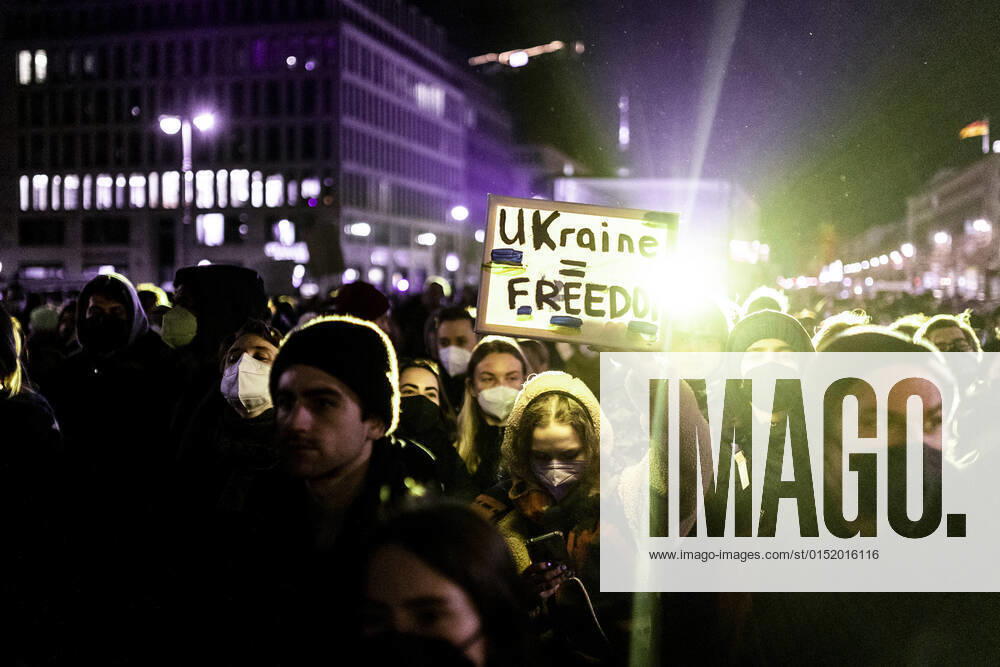 Demonstration fuer die Solidaritaet mit der Ukraine, aufgenommen vor dem Brandenburger Tor in Berlin, 24.02.2022. Die Demonstration findet statt aufgrund des Einmarsches russischer Soldaten in die Ukraine. Berlin Deutschland