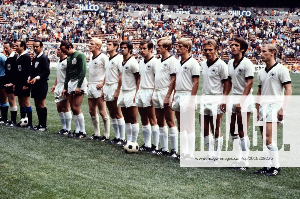 Fussball Weltmeisterschaft 1970 Spiel um Platz 3. 20.06.1970 Schiedsrichterassistent Ferdinand Marschall (Österreich), Schiedsrichter Antonio Sbardella (Italien) und Schiedsrichterassistent Abel Aguilar Elizalde (Mexiko) und das Team Deutschland; Uwe Seeler, Torwart Horst Wolter, Karl Heinz Schnellinger, Wolfgang Weber, Gerd Mueller, Bernd Patzke, Sigfried Held, Klaus Fichtel, Reinhard Libuda, Wolfgang Overath und Berti Vogts (v.li.) MODELxRELEASExx